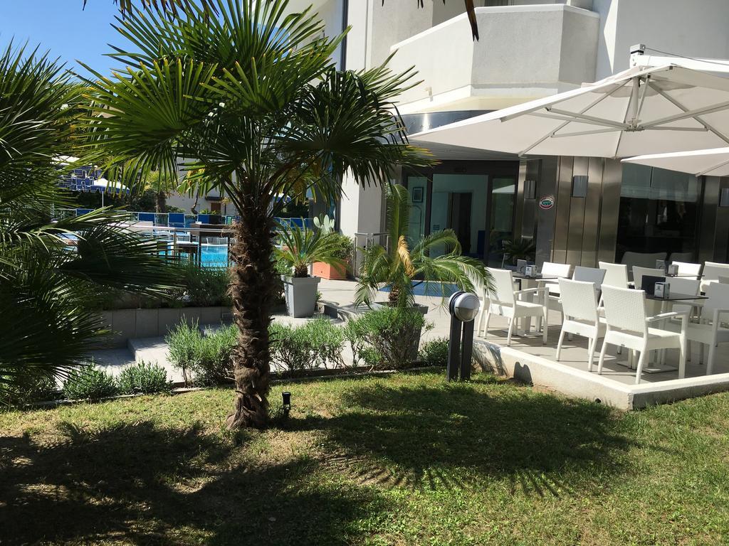 Hotel Bellevue Lignano Sabbiadoro Buitenkant foto